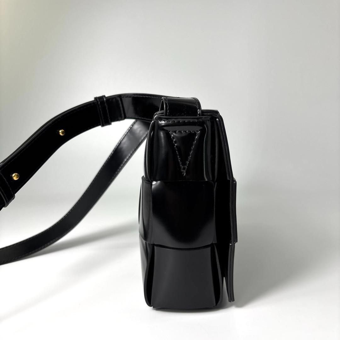 Bottega Veneta Maxi Intrecciato Cassette Shoulder Bag — view 4
