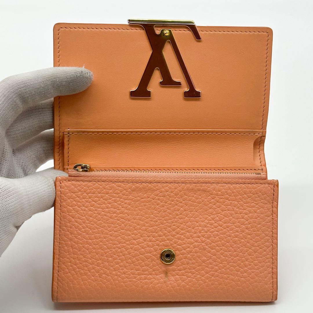 Louis Vuitton Portefeuille Capucines Compact Big Logo Trifold Wallet — view 8