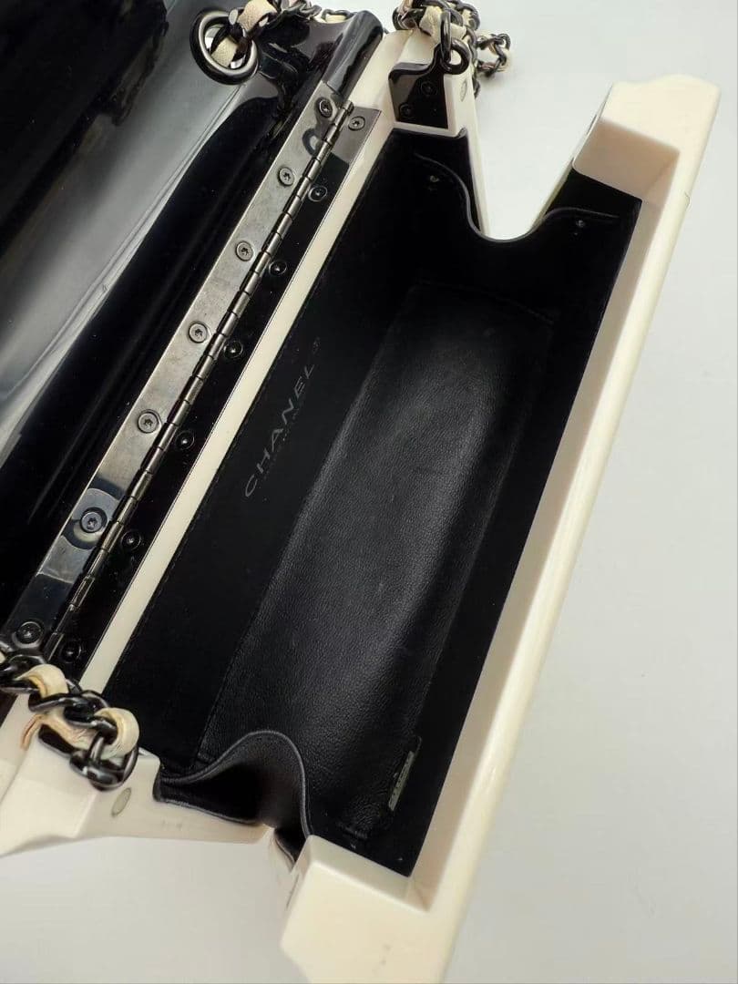 Chanel Acrylic Chain Shoulder Bag Black White — view 5