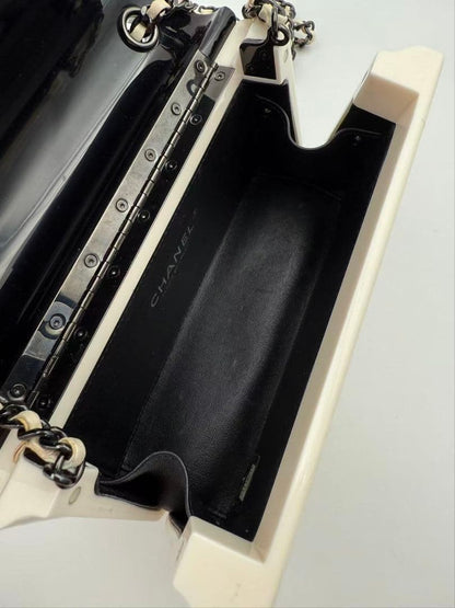 Chanel Acrylic Chain Shoulder Bag Black White — view 5