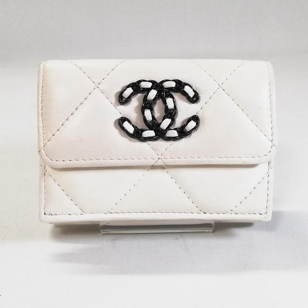 Chanel 19 Trifold Wallet Dizeneuf White