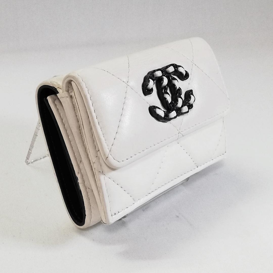 Chanel 19 Trifold Wallet Dizeneuf White — view 2