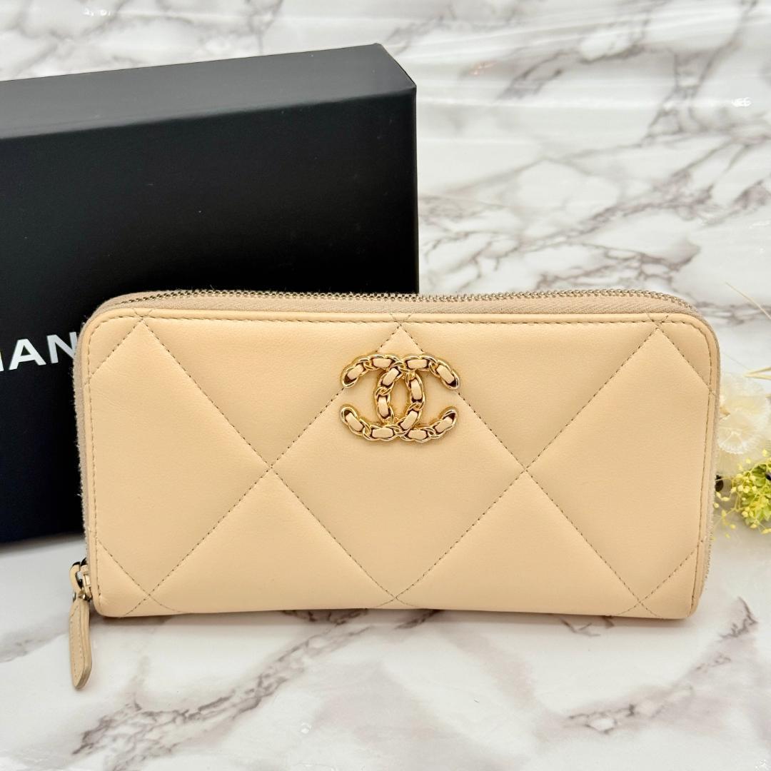 Chanel Dizeneuf 19 Wallet