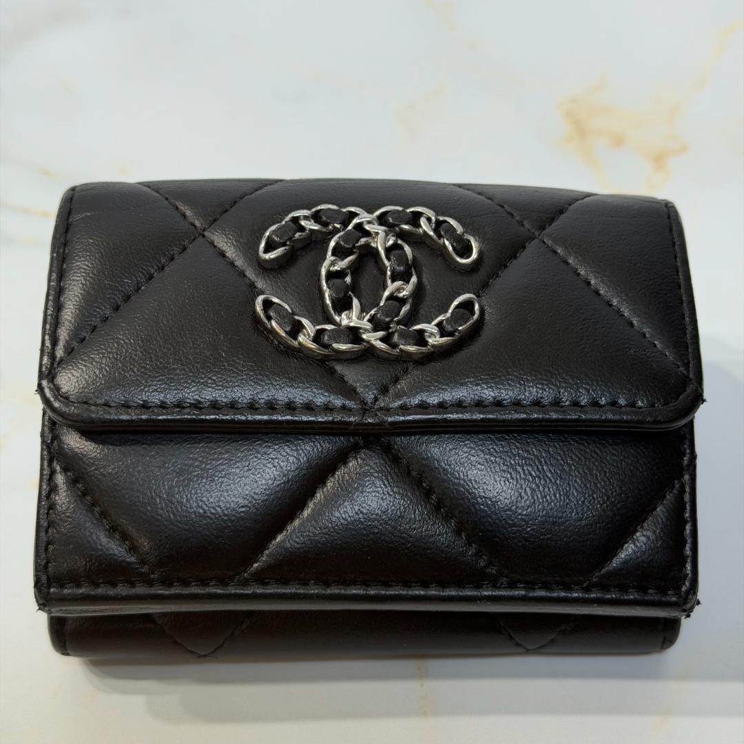 Chanel 19 Dixneuf Small Flap Wallet Trifold — view 2