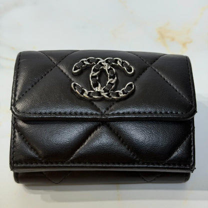 Chanel 19 Dixneuf Small Flap Wallet Trifold — view 2