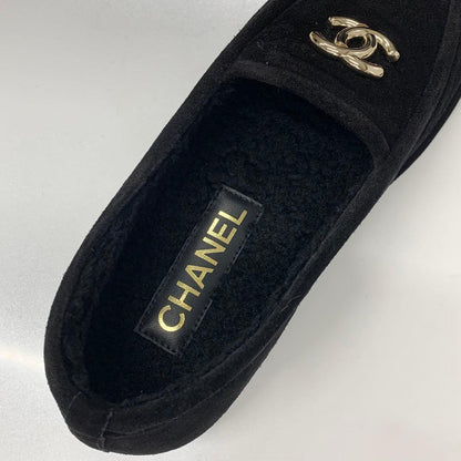 Chanel CC Logo Suede Shearling Flat Shoes Black — view 7