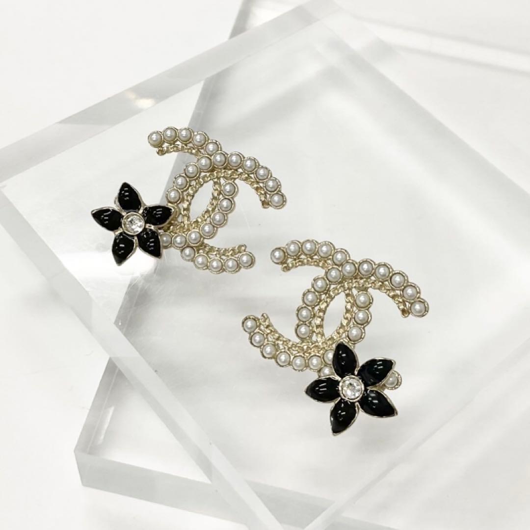Chanel Earrings CC Logo Pearl Line Stone Flower Gold — view 2