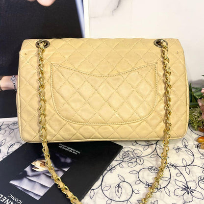 Chanel Vintage Turnlock Quilted Beige — view 3