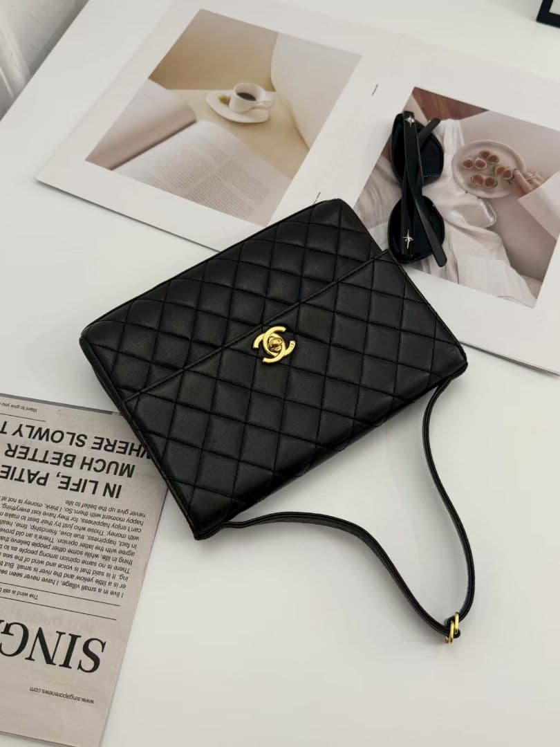 Chanel Quilted 25 Shoulder Bag Black Gold — view 3