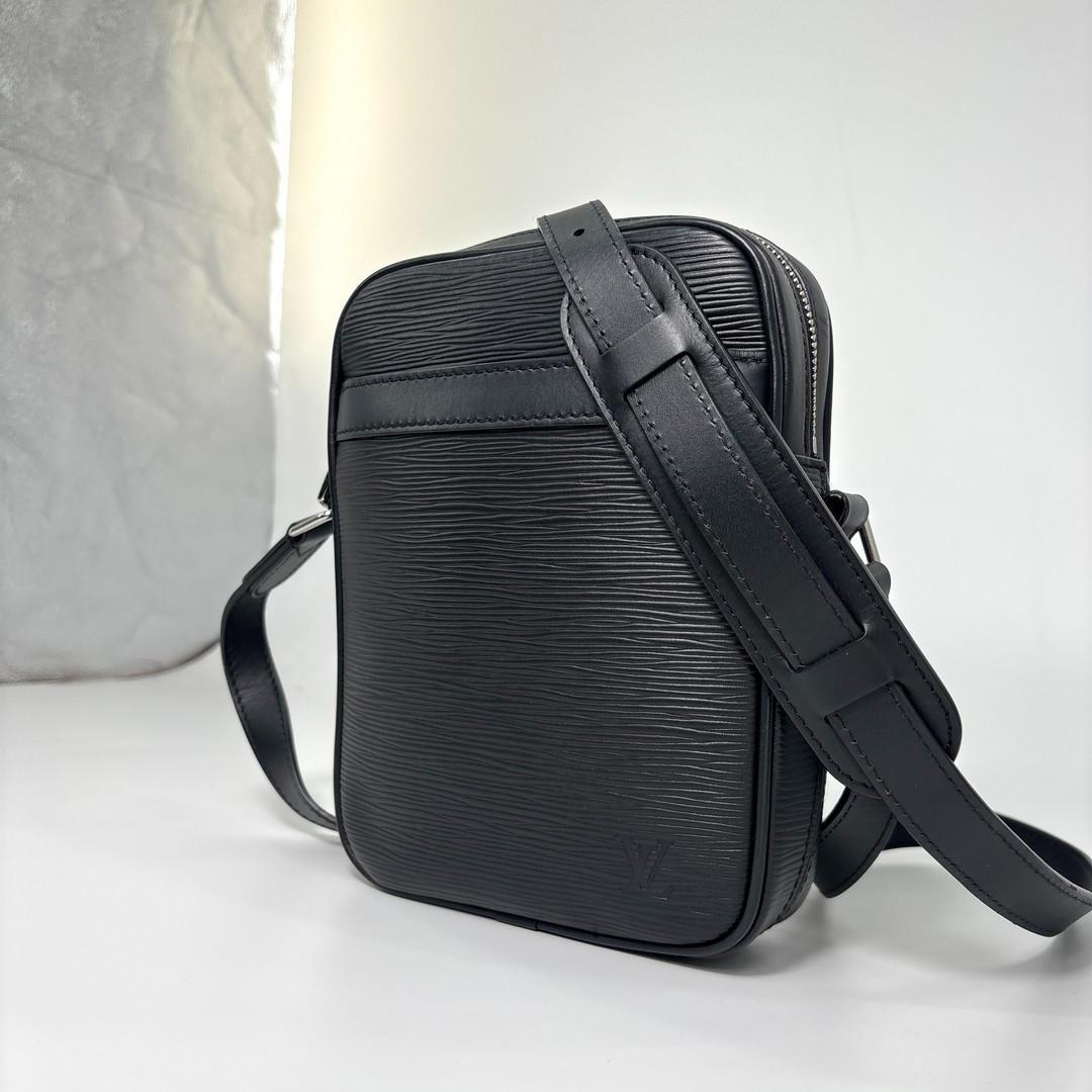 Louis Vuitton Epi Danube PM Shoulder Bag Black — view 2