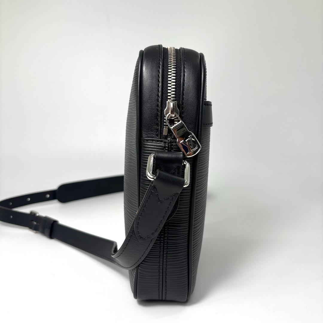 Louis Vuitton Epi Danube PM Shoulder Bag Black — view 4