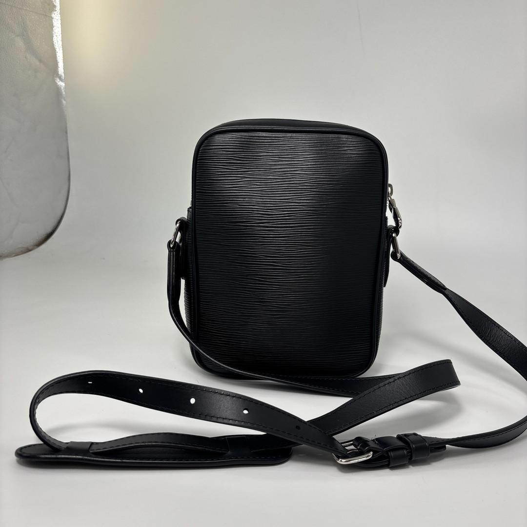 Louis Vuitton Epi Danube PM Shoulder Bag Black — view 6