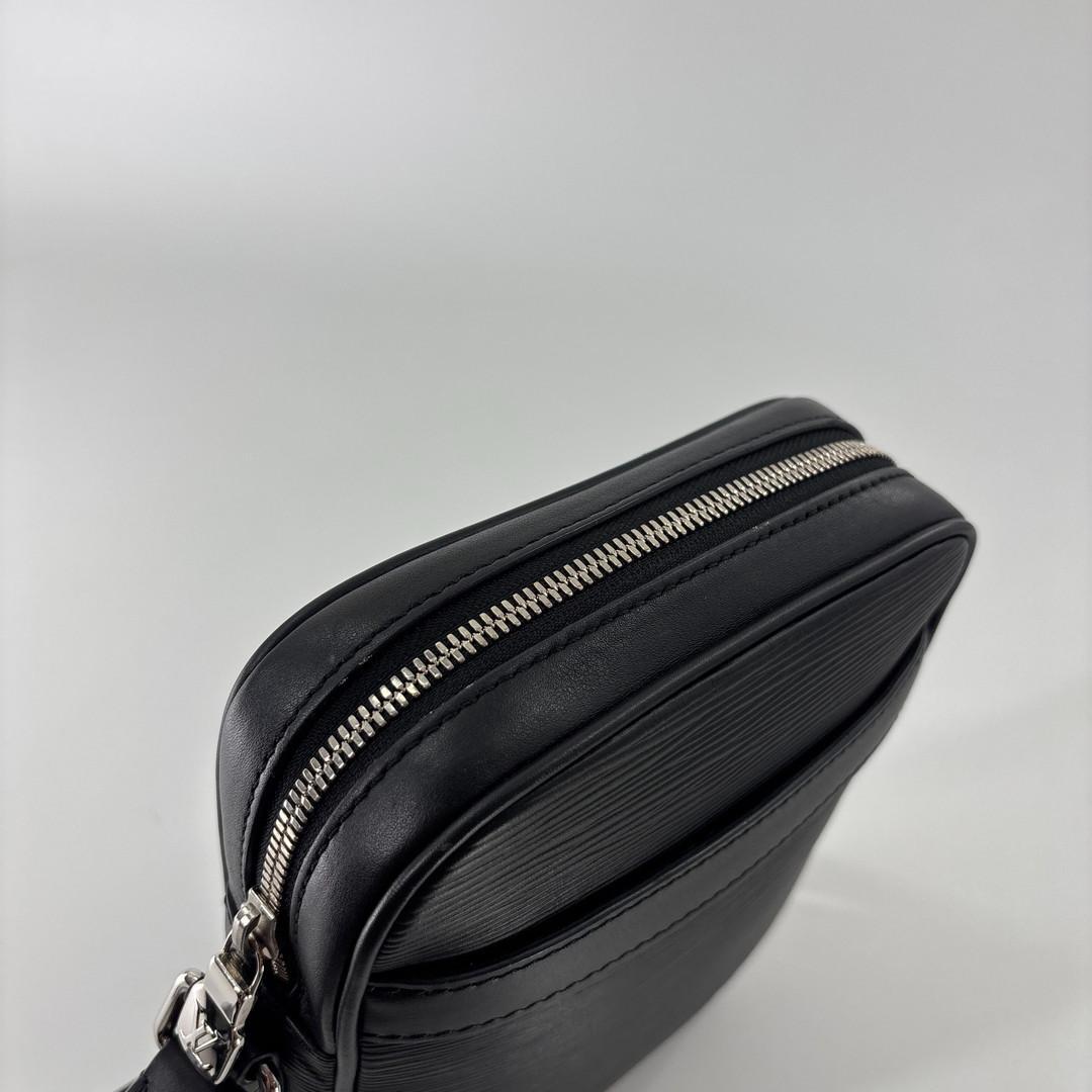 Louis Vuitton Epi Danube PM Shoulder Bag Black — view 7