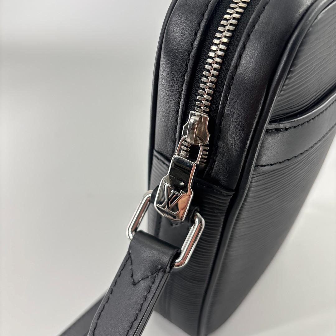 Louis Vuitton Epi Danube PM Shoulder Bag Black — view 8