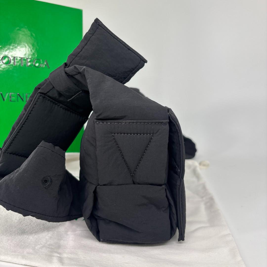 Bottega Veneta Maxi Intrecciato Cassette Shoulder Bag — view 4