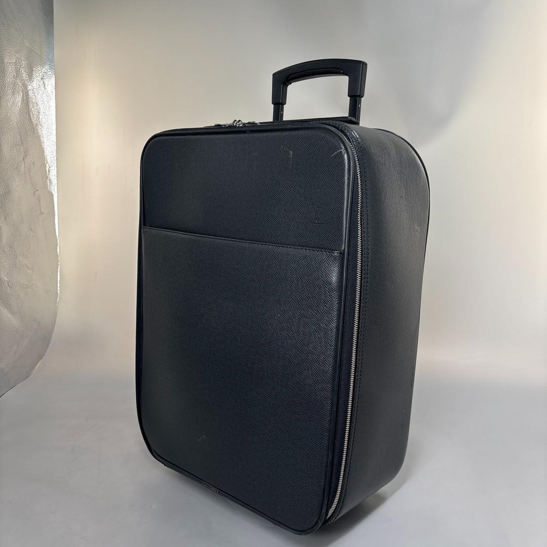 - Louis Vuitton - Taiga Pegase 45 Black Suitcase Carry-on