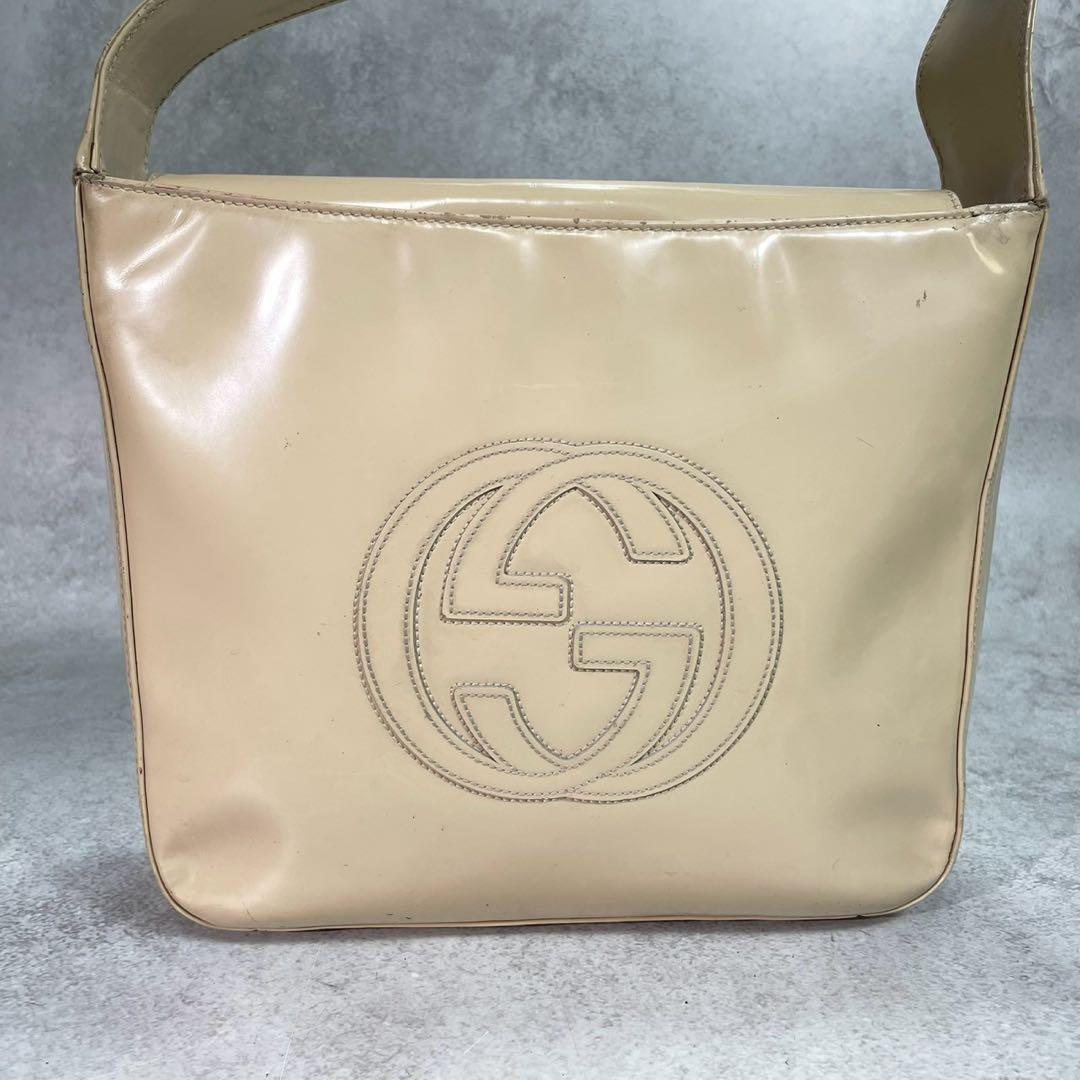 Gucci GG Shoulder Bag Patent Leather Beige Logo — view 2