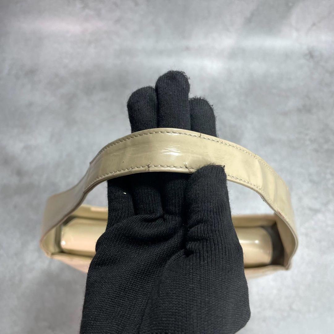Gucci GG Shoulder Bag Patent Leather Beige Logo — view 4