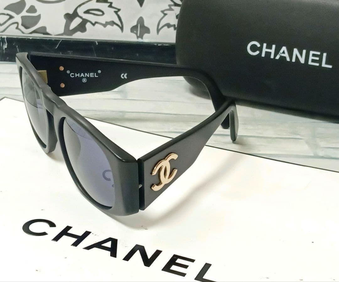 Chanel Sunglasses Black Gold CC Logo Wellington Eyewear