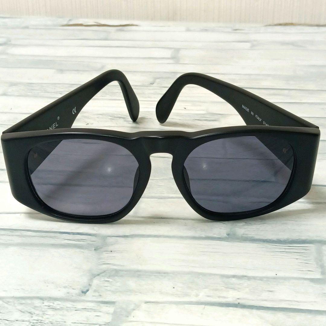 Chanel Sunglasses Black Gold CC Logo Wellington Eyewear — view 6