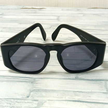 Chanel Sunglasses Black Gold CC Logo Wellington Eyewear — view 6