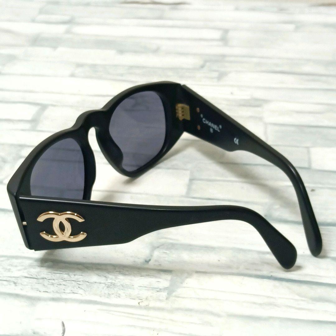 Chanel Sunglasses Black Gold CC Logo Wellington Eyewear — view 7