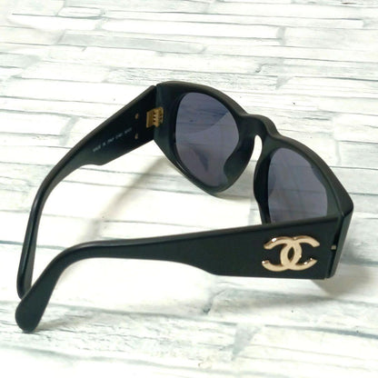 Chanel Sunglasses Black Gold CC Logo Wellington Eyewear — view 8