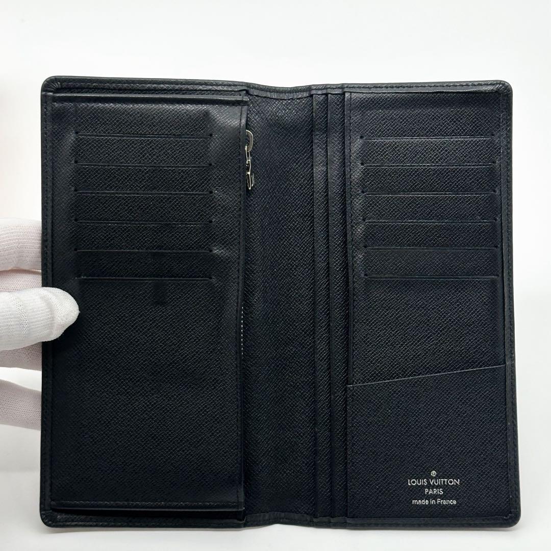 Louis Vuitton Portefeuille Brazza Taiga Black Bifold Wallet — view 8