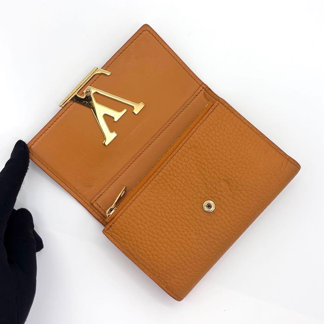 Louis Vuitton & Portefeuille Capucines Compact Wallet — view 4