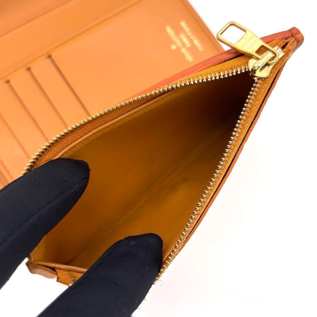 Louis Vuitton & Portefeuille Capucines Compact Wallet — view 6