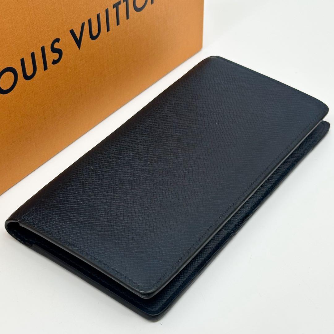 Louis Vuitton Portefeuille Brazza Taiga Navy Bifold Wallet — view 4