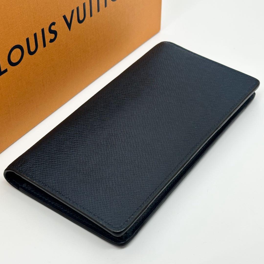 Louis Vuitton Portefeuille Brazza Taiga Navy Bifold Wallet — view 5