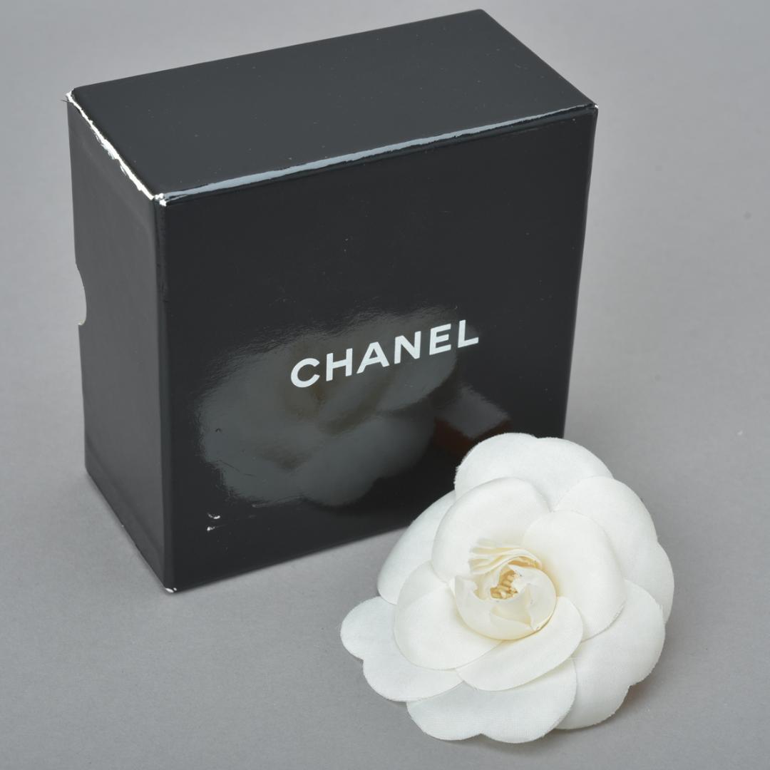 Chanel Camellia Brooch Corsage Silk White Flower — view 9