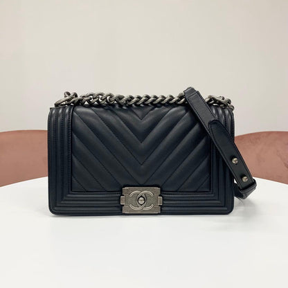 Chanel Boy 25 Blanc Lambskin Chain Shoulder Bag