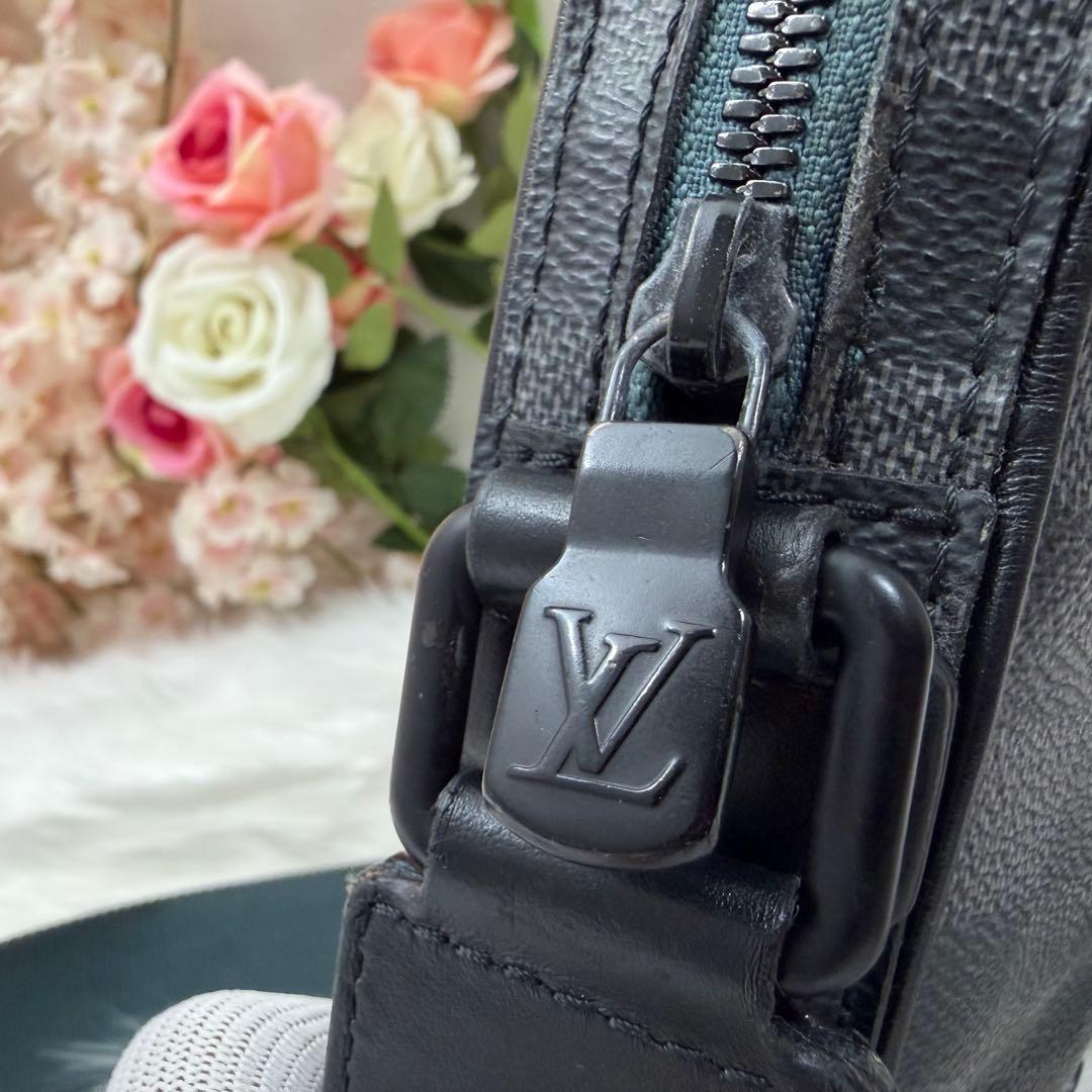 Louis Vuitton Alpha Messenger Shoulder Bag Damier — view 8