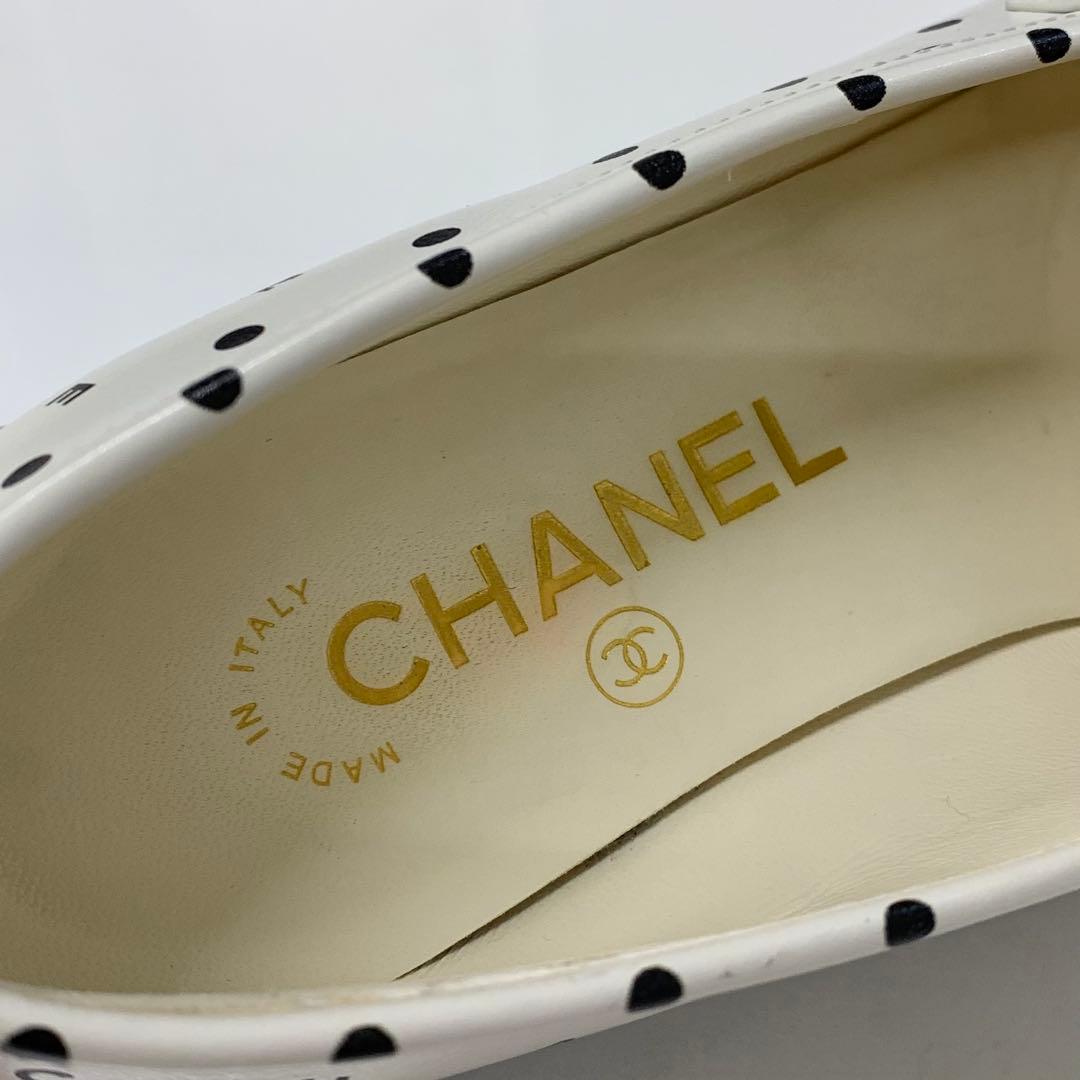 Chanel CC Logo Leather Dot Loafers White Black — view 7