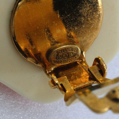 Chanel Camellia *one Side Plastic White 03P Ladies 3.2g Earring