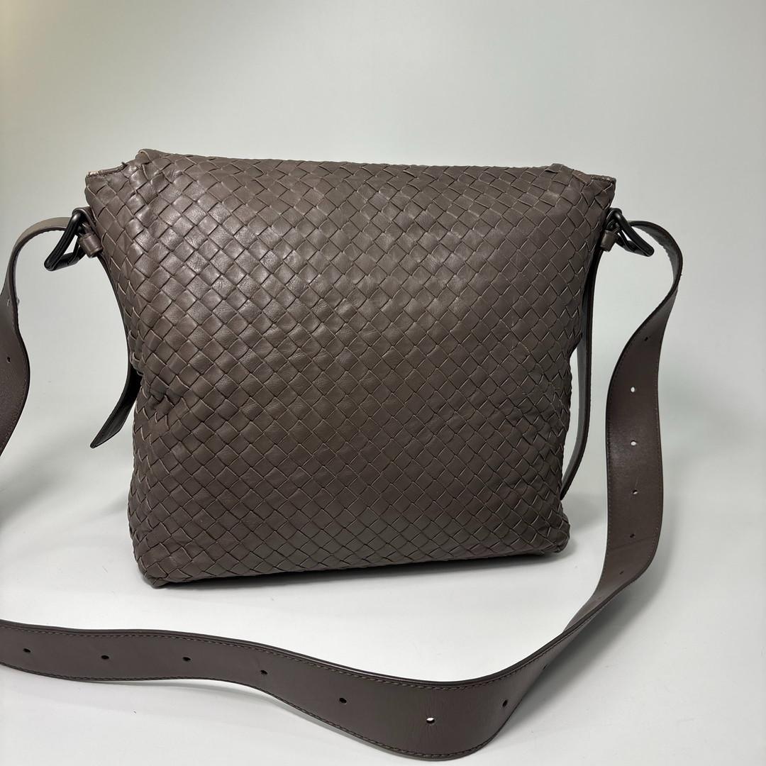 Bottega Veneta Super Intrecciato Shoulder Bag Brown — view 5