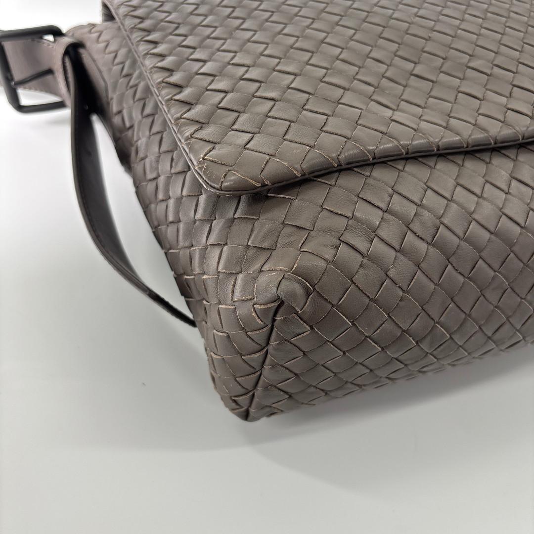 Bottega Veneta Super Intrecciato Shoulder Bag Brown — view 6