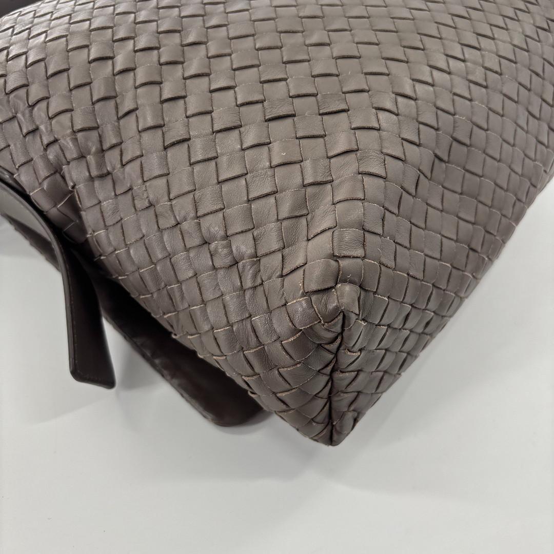 Bottega Veneta Super Intrecciato Shoulder Bag Brown — view 9