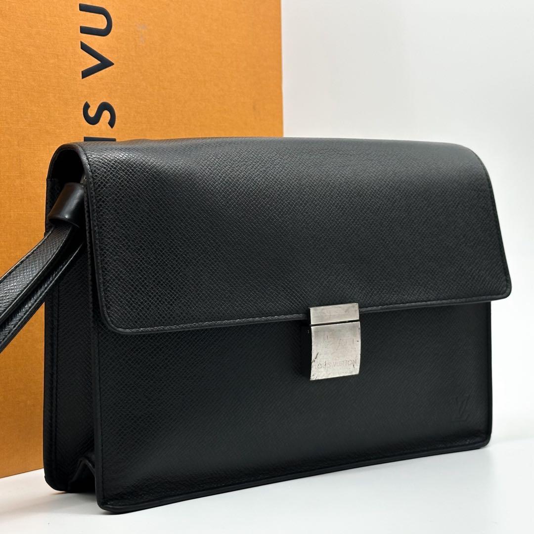 Louis Vuitton Selenga Taiga Clutch Leather