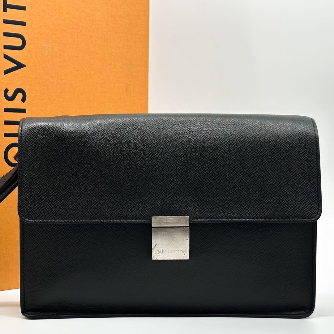 Louis Vuitton Selenga Taiga Clutch Leather — view 2