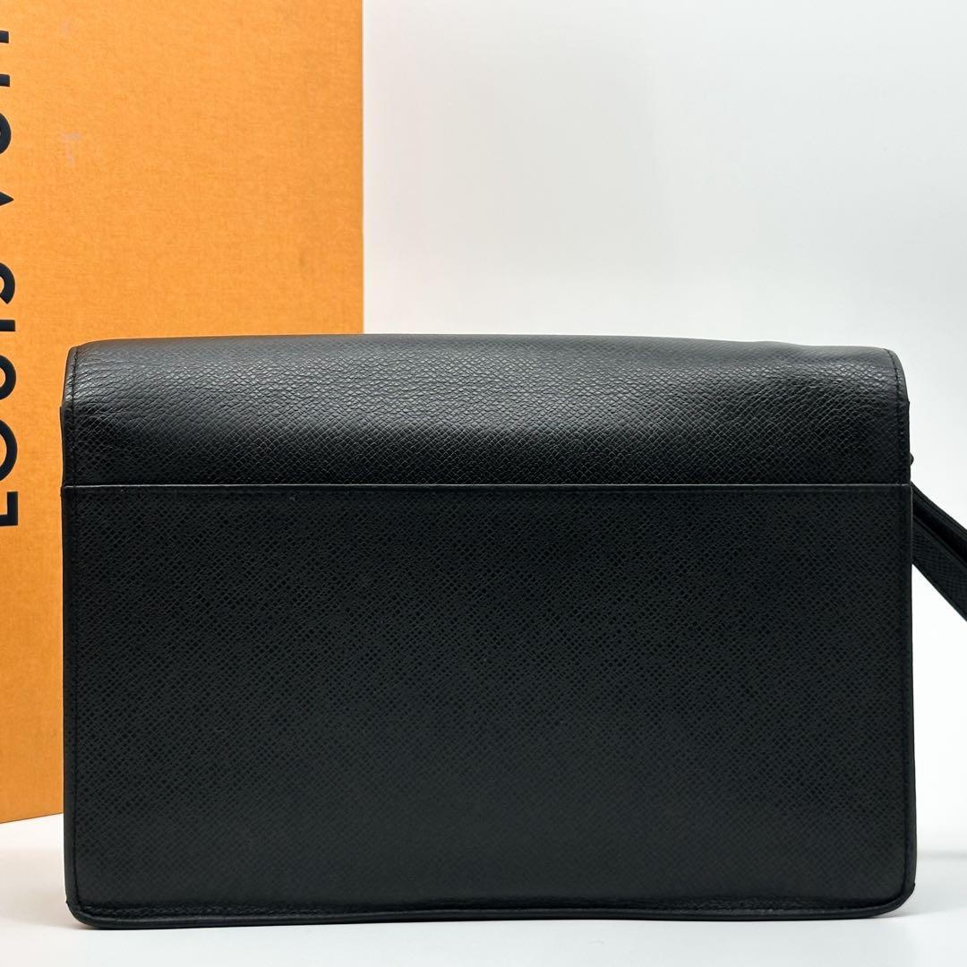 Louis Vuitton Selenga Taiga Clutch Leather — view 3