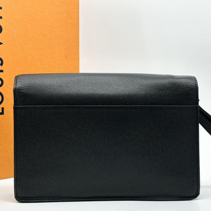 Louis Vuitton Selenga Taiga Clutch Leather — view 3