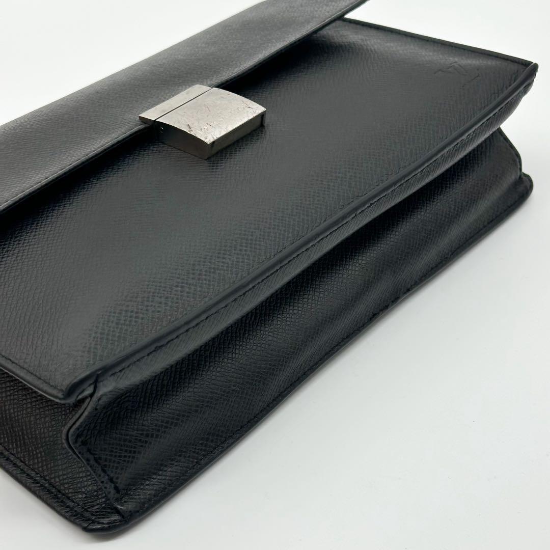 Louis Vuitton Selenga Taiga Clutch Leather — view 5