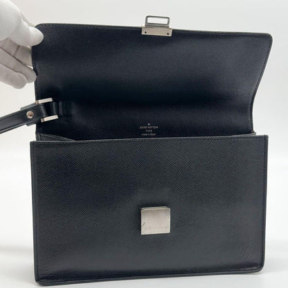 Louis Vuitton Selenga Taiga Clutch Leather — view 9