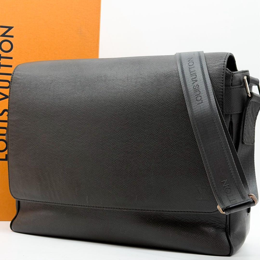 Louis Vuitton Roman GM Taiga Shoulder Bag Black 2-Way