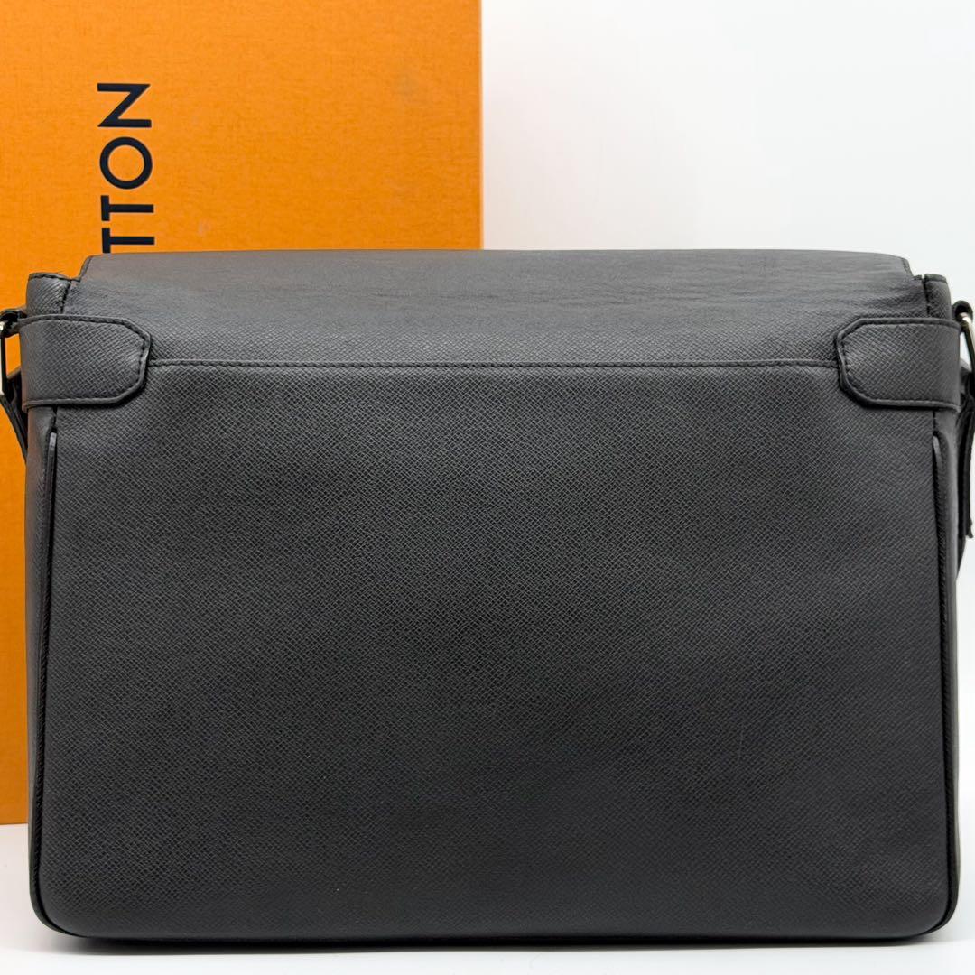 Louis Vuitton Roman GM Taiga Shoulder Bag Black 2-Way — view 3