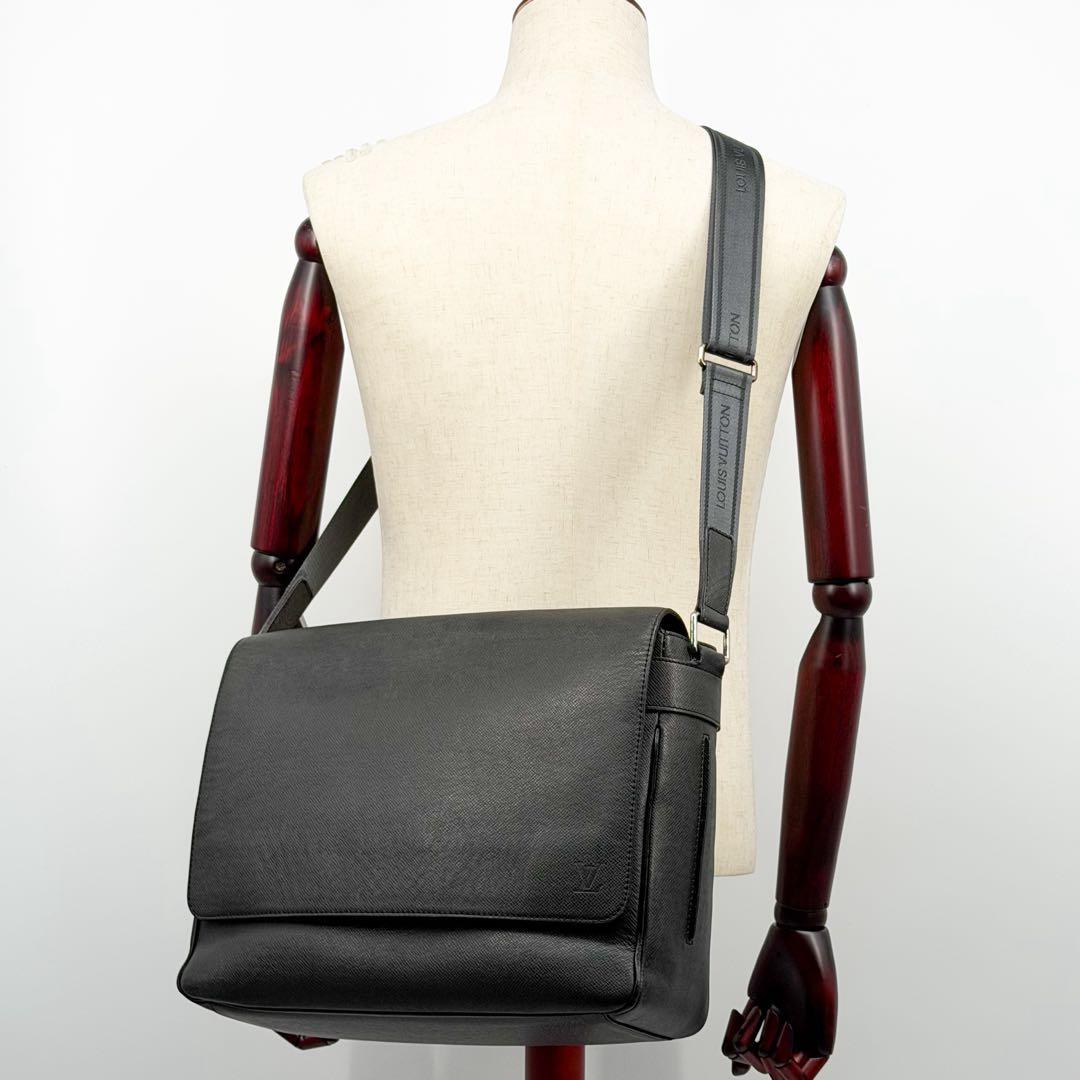 Louis Vuitton Roman GM Taiga Shoulder Bag Black 2-Way — view 4