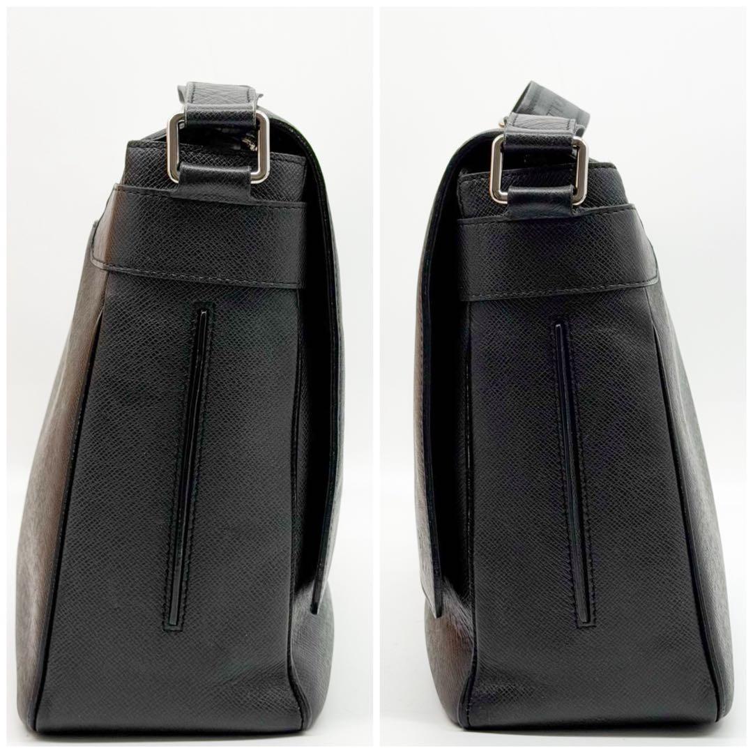 Louis Vuitton Roman GM Taiga Shoulder Bag Black 2-Way — view 5